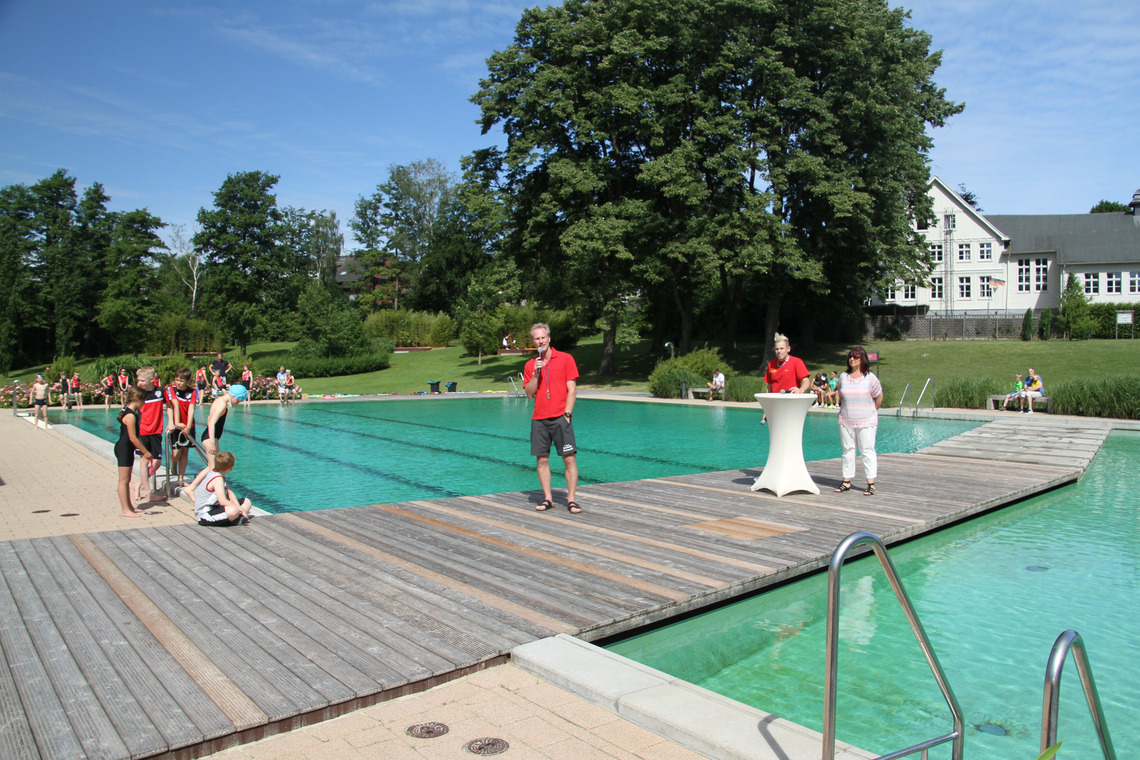 Badleitung Michael Dominik Michael Dominik spricht bei der Neueröffnung des Freibad Froschloch.